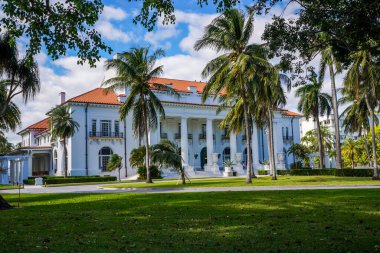 PALM BEACH, FLORIDA - 16 Kasım 2024: Henry M. Flagler Konağı. Şu anda Palm Beach, Florida 'daki Henry Morrison Flagler Müzesi' ne ev sahipliği yapmaktadır. Şimdi bu Güzel Sanatlar binası Ulusal Tarihi eser..