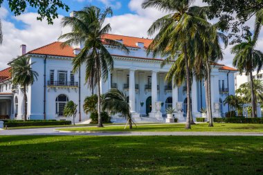 PALM BEACH, FLORIDA - 16 Kasım 2024: Henry M. Flagler Konağı. Şu anda Palm Beach, Florida 'daki Henry Morrison Flagler Müzesi' ne ev sahipliği yapmaktadır. Şimdi bu Güzel Sanatlar binası Ulusal Tarihi eser..