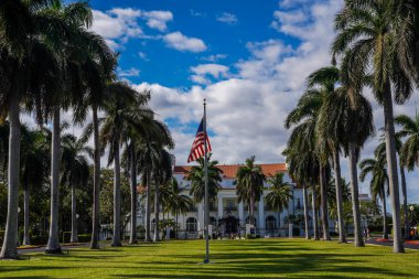 PALM BEACH, FLORIDA - 16 Kasım 2024: Palm Beach, Florida 'daki Henry Morrison Flagler Müzesi Ana Girişi. Şimdi bu Güzel Sanatlar binası Ulusal Tarihi eser..
