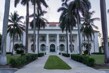 PALM BEACH, FLORIDA - 14 Kasım 2024: Palm Beach, Florida 'daki Henry Morrison Flagler Müzesi Ana Girişi. Şimdi bu Güzel Sanatlar binası Ulusal Tarihi eser..