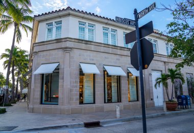 PALM BEACH, FLORIDA - 14 Kasım 2024: Chanel Butiği Palm Beach, Florida 'daki Chanel Bulvarı. Chanel, 1910 yılında Coco Chanel tarafından Paris 'te kurulan lüks bir moda evi.