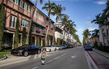PALM BEACH, FLORIDA - 14 Kasım 2024 Palm Beach, Florida 'daki Worth Avenue. Worth Avenue Palm Beach, Florida 'da lüks bir alışveriş ve yemek bölgesi.