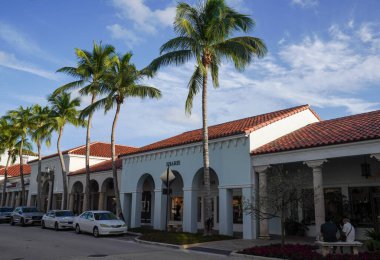 PALM BEACH, FLORIDA - 14 Kasım 2024 Palm Beach, Florida 'daki Worth Avenue. Worth Avenue Palm Beach, Florida 'da lüks bir alışveriş ve yemek bölgesi.