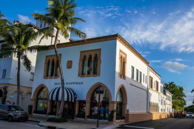 PALM BEACH, FLORIDA - 14 Kasım 2024 Palm Beach, Florida 'daki Worth Avenue. Worth Avenue Palm Beach, Florida 'da lüks bir alışveriş ve yemek bölgesi.