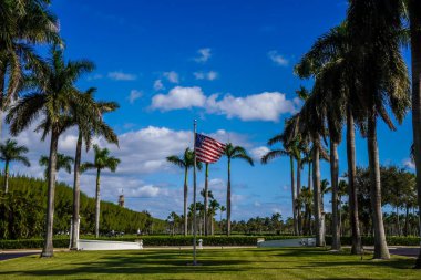 Florida Palm Beach 'teki Henry Morrison Flagler Müzesi' nin ana yolu.