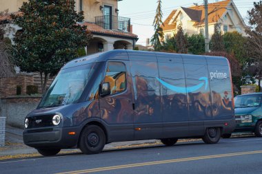 BrooKLYN, New York - 5 Aralık 2024: Brooklyn, New York 'ta bir Amazon Elektrik Teslimat Minibüsü