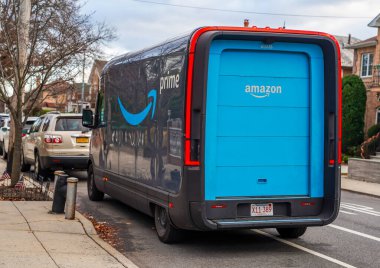 BrooKLYN, New York - 5 Aralık 2024: Brooklyn, New York 'ta bir Amazon Elektrik Teslimat Minibüsü