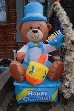BROOKLYN, New York - 5 Aralık 2024: Dyker Heights 'ın Brooklyn banliyösünde Hanuka ev dekorasyonu