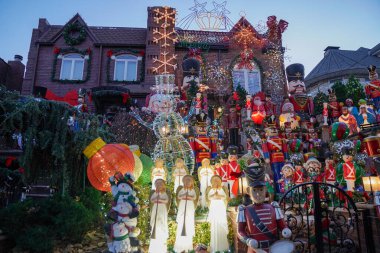 BrooKLYN, NEW YORK - 5 Aralık 2024: Lucy Sparta 'nın evi, ikonik Dyker Heights Noel Işıkları' nı başlatan orijinal ev, Dyker Heights 'ın Brooklyn banliyösünde gösterilen şenlikli dekorasyonla göz kamaştırıyor.. 