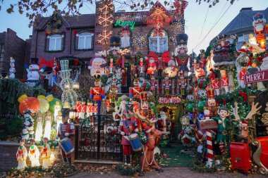 BrooKLYN, NEW YORK - 5 Aralık 2024: Lucy Sparta 'nın evi, ikonik Dyker Heights Noel Işıkları' nı başlatan orijinal ev, Dyker Heights 'ın Brooklyn banliyösünde gösterilen şenlikli dekorasyonla göz kamaştırıyor.. 