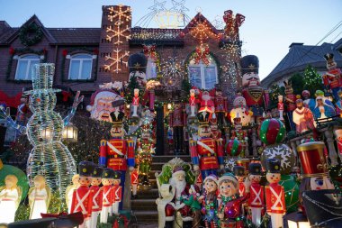 BrooKLYN, NEW YORK - 5 Aralık 2024: Lucy Sparta 'nın evi, ikonik Dyker Heights Noel Işıkları' nı başlatan orijinal ev, Dyker Heights 'ın Brooklyn banliyösünde gösterilen şenlikli dekorasyonla göz kamaştırıyor.. 