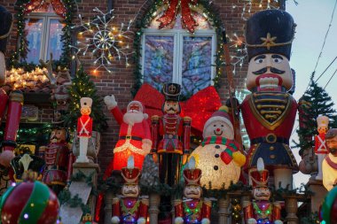 BrooKLYN, NEW YORK - 5 Aralık 2024: Lucy Sparta 'nın evi, ikonik Dyker Heights Noel Işıkları' nı başlatan orijinal ev, Dyker Heights 'ın Brooklyn banliyösünde gösterilen şenlikli dekorasyonla göz kamaştırıyor.. 