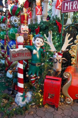 BrooKLYN, NEW YORK - 5 Aralık 2024: Lucy Sparta 'nın evi, ikonik Dyker Heights Noel Işıkları' nı başlatan orijinal ev, Dyker Heights 'ın Brooklyn banliyösünde gösterilen şenlikli dekorasyonla göz kamaştırıyor.. 