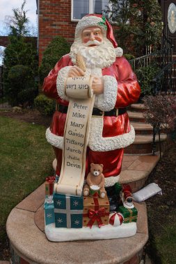 BrooKLYN, New York - 5 Aralık 2024: Dyker Heights 'ın Brooklyn banliyösünde Noel evi dekorasyonu. Dyker Heights Noel Işıkları geleneği 1980 'lerde başladı ve New York' un en ünlü tatil etkinliklerinden biri haline geldi.