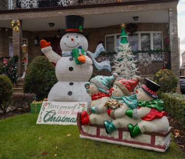 BrooKLYN, New York - 5 Aralık 2024: Dyker Heights 'ın Brooklyn banliyösünde Noel evi dekorasyonu. Dyker Heights Noel Işıkları geleneği 1980 'lerde başladı ve New York' un en ünlü tatil etkinliklerinden biri haline geldi.