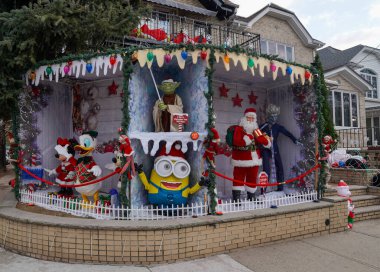 BrooKLYN, New York - 5 Aralık 2024: Dyker Heights 'ın Brooklyn banliyösünde Noel evi dekorasyonu. Dyker Heights Noel Işıkları geleneği 1980 'lerde başladı ve New York' un en ünlü tatil etkinliklerinden biri haline geldi.