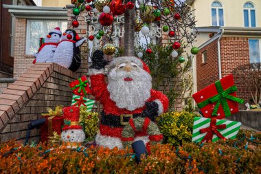 BrooKLYN, New York - 5 Aralık 2024: Dyker Heights 'ın Brooklyn banliyösünde Noel evi dekorasyonu. Dyker Heights Noel Işıkları geleneği 1980 'lerde başladı ve New York' un en ünlü tatil etkinliklerinden biri haline geldi.