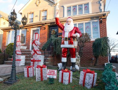 BrooKLYN, New York - 5 Aralık 2024: Dyker Heights 'ın Brooklyn banliyösünde Noel evi dekorasyonu. Dyker Heights Noel Işıkları geleneği 1980 'lerde başladı ve New York' un en ünlü tatil etkinliklerinden biri haline geldi.