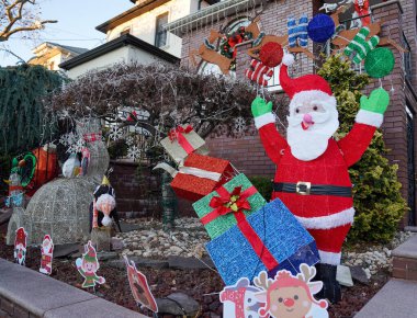 BrooKLYN, New York - 5 Aralık 2024: Dyker Heights 'ın Brooklyn banliyösünde Noel evi dekorasyonu. Dyker Heights Noel Işıkları geleneği 1980 'lerde başladı ve New York' un en ünlü tatil etkinliklerinden biri haline geldi.