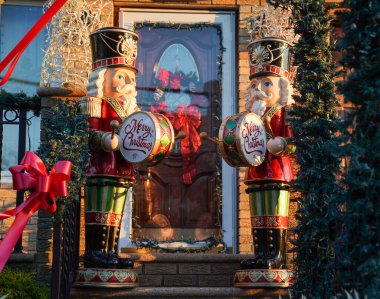 BrooKLYN, New York - 5 Aralık 2024: Dyker Heights 'ın Brooklyn banliyösünde Noel evi dekorasyonu. Dyker Heights Noel Işıkları geleneği 1980 'lerde başladı ve New York' un en ünlü tatil etkinliklerinden biri haline geldi.