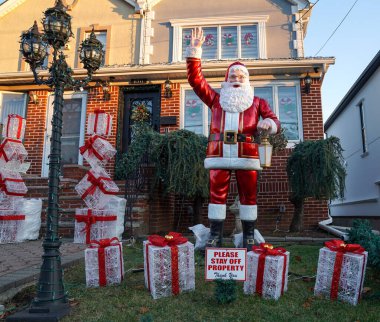BrooKLYN, New York - 5 Aralık 2024: Dyker Heights 'ın Brooklyn banliyösünde Noel evi dekorasyonu. Dyker Heights Noel Işıkları geleneği 1980 'lerde başladı ve New York' un en ünlü tatil etkinliklerinden biri haline geldi.