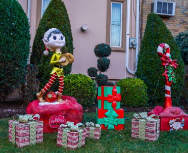 BrooKLYN, New York - 5 Aralık 2024: Dyker Heights 'ın Brooklyn banliyösünde Noel evi dekorasyonu. Dyker Heights Noel Işıkları geleneği 1980 'lerde başladı ve New York' un en ünlü tatil etkinliklerinden biri haline geldi.