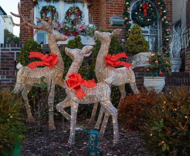 BrooKLYN, New York - 5 Aralık 2024: Dyker Heights 'ın Brooklyn banliyösünde Noel evi dekorasyonu. Dyker Heights Noel Işıkları geleneği 1980 'lerde başladı ve New York' un en ünlü tatil etkinliklerinden biri haline geldi.