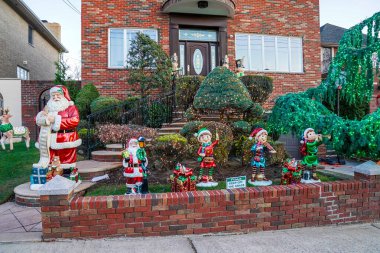 BrooKLYN, New York - 5 Aralık 2024: Dyker Heights 'ın Brooklyn banliyösünde Noel evi dekorasyonu. Dyker Heights Noel Işıkları geleneği 1980 'lerde başladı ve New York' un en ünlü tatil etkinliklerinden biri haline geldi.