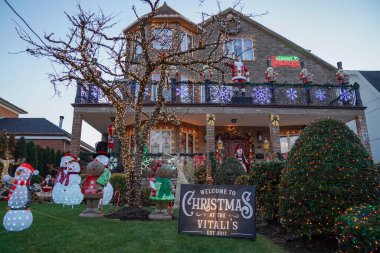 BrooKLYN, New York - 5 Aralık 2024: Dyker Heights 'ın Brooklyn banliyösünde Noel evi dekorasyonu. Dyker Heights Noel Işıkları geleneği 1980 'lerde başladı ve New York' un en ünlü tatil etkinliklerinden biri haline geldi.