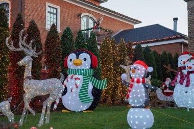 BrooKLYN, New York - 5 Aralık 2024: Dyker Heights 'ın Brooklyn banliyösünde Noel evi dekorasyonu. Dyker Heights Noel Işıkları geleneği 1980 'lerde başladı ve New York' un en ünlü tatil etkinliklerinden biri haline geldi.