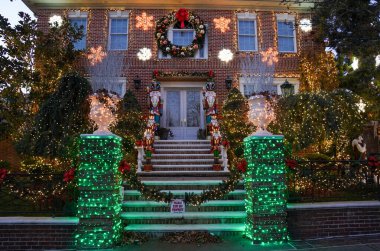 BrooKLYN, New York - 5 Aralık 2024: Dyker Heights 'ın Brooklyn banliyösünde Noel evi dekorasyonu. Dyker Heights Noel Işıkları geleneği 1980 'lerde başladı ve New York' un en ünlü tatil etkinliklerinden biri haline geldi.