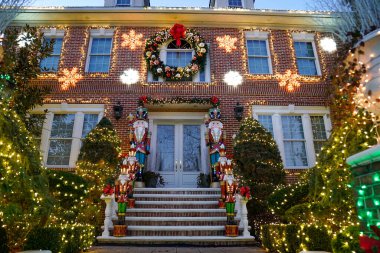 BrooKLYN, New York - 5 Aralık 2024: Dyker Heights 'ın Brooklyn banliyösünde Noel evi dekorasyonu. Dyker Heights Noel Işıkları geleneği 1980 'lerde başladı ve New York' un en ünlü tatil etkinliklerinden biri haline geldi.