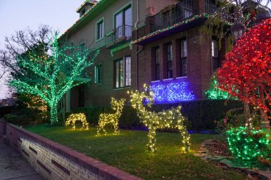 BrooKLYN, New York - 5 Aralık 2024: Dyker Heights 'ın Brooklyn banliyösünde Noel evi dekorasyonu. Dyker Heights Noel Işıkları geleneği 1980 'lerde başladı ve New York' un en ünlü tatil etkinliklerinden biri haline geldi.