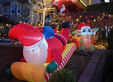 BrooKLYN, New York - 5 Aralık 2024: Dyker Heights 'ın Brooklyn banliyösünde Noel evi dekorasyonu. Dyker Heights Noel Işıkları geleneği 1980 'lerde başladı ve New York' un en ünlü tatil etkinliklerinden biri haline geldi.