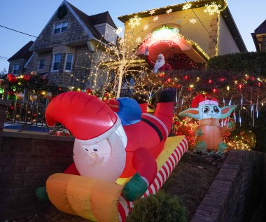 BrooKLYN, New York - 5 Aralık 2024: Dyker Heights 'ın Brooklyn banliyösünde Noel evi dekorasyonu. Dyker Heights Noel Işıkları geleneği 1980 'lerde başladı ve New York' un en ünlü tatil etkinliklerinden biri haline geldi.