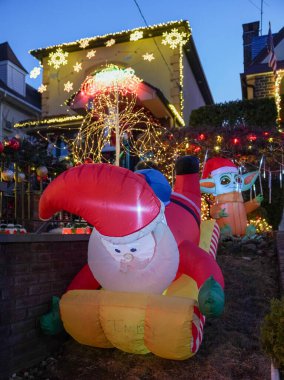 BrooKLYN, New York - 5 Aralık 2024: Dyker Heights 'ın Brooklyn banliyösünde Noel evi dekorasyonu. Dyker Heights Noel Işıkları geleneği 1980 'lerde başladı ve New York' un en ünlü tatil etkinliklerinden biri haline geldi.