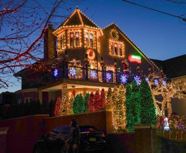 BrooKLYN, New York - 5 Aralık 2024: Dyker Heights 'ın Brooklyn banliyösünde Noel evi dekorasyonu. Dyker Heights Noel Işıkları geleneği 1980 'lerde başladı ve New York' un en ünlü tatil etkinliklerinden biri haline geldi.