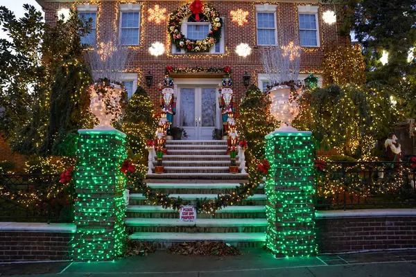 BrooKLYN, New York - 5 Aralık 2024: Dyker Heights 'ın Brooklyn banliyösünde Noel evi dekorasyonu. Dyker Heights Noel Işıkları geleneği 1980 'lerde başladı ve New York' un en ünlü tatil etkinliklerinden biri haline geldi.