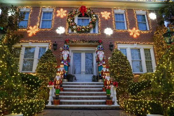 BrooKLYN, New York - 5 Aralık 2024: Dyker Heights 'ın Brooklyn banliyösünde Noel evi dekorasyonu. Dyker Heights Noel Işıkları geleneği 1980 'lerde başladı ve New York' un en ünlü tatil etkinliklerinden biri haline geldi.