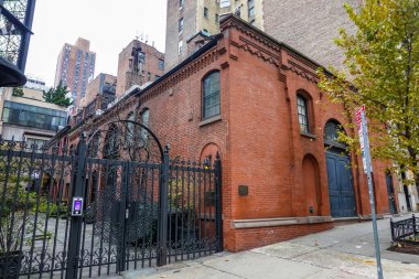 NEW YORK - 10 ARALIK 2024: 1 Sniffen Court binası New York 'un Murray Hill mahallesindeki Sniffen Court Historic District' de. 1863-1864 yılları arasında Romanesk Uyanış tarzında inşa edilmiş küçük bir çayırdır.