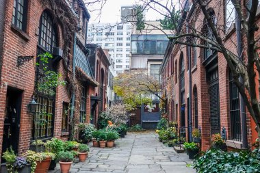 NEW YORK - 10 Aralık 2024: New York 'un Murray Hill mahallesindeki Sniffen Court Historic District. Sniffen Court Historic District, 1863 - 1864 yılları arasında Romanesque Revival stilinde inşa edilmiş küçük bir samanlıktır.