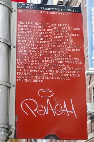 NEW YORK - 10 Aralık 2024: New York 'un Murray Hill mahallesindeki Sniffen Court Historic District. Sniffen Court Historic District, 1863 - 1864 yılları arasında Romanesque Revival stilinde inşa edilmiş küçük bir samanlıktır.