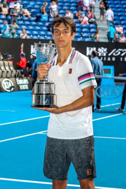 MELBOURNE, AUSTRALYA - 27 HAZİRAN 2019 Avustralya Açık şampiyonu Lorenzo Musetti, Melbourne Park 'ta oynanan Erkekler Single final karşılaşmasının ardından düzenlenen ödül sunumunda 