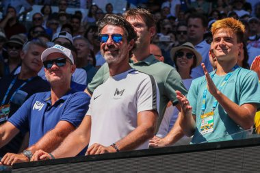 MELBOURNE, AUSTRALIA - 21 Ocak 2019: Tenis koçu Patrick Mouratoglou, Melbourne Park 'ta oynanan 2019 Avustralya Açık' taki çeyrek final maçından sonra Stefanos Tsitsipas 'ın zaferini kutladı 