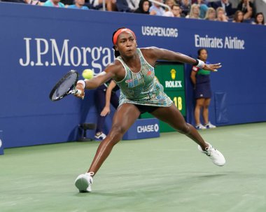 New York - 27 Ağustos 2019: Profesyonel tenisçi 15 yaşındaki ABD'li Coco Gauff, Billie Jean King Ulusal Tenis Merkezi'nde 2019 Abd Açık ilk tur maçında 