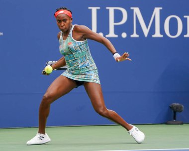 New York - 27 Ağustos 2019: Profesyonel tenisçi 15 yaşındaki ABD'li Coco Gauff, Billie Jean King Ulusal Tenis Merkezi'nde 2019 Abd Açık ilk tur maçında 