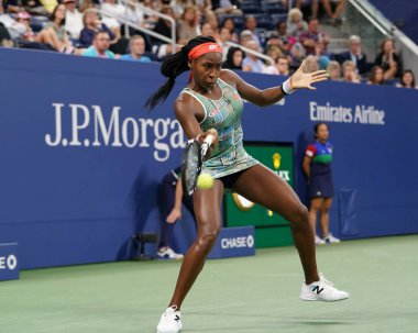 New York - 27 Ağustos 2019: Profesyonel tenisçi 15 yaşındaki ABD'li Coco Gauff, Billie Jean King Ulusal Tenis Merkezi'nde 2019 Abd Açık ilk tur maçında 