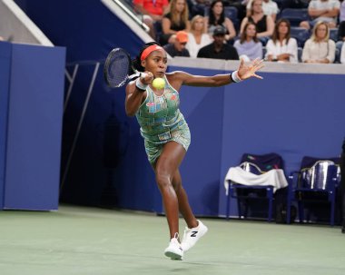 New York - 27 Ağustos 2019: Profesyonel tenisçi 15 yaşındaki ABD'li Coco Gauff, Billie Jean King Ulusal Tenis Merkezi'nde 2019 Abd Açık ilk tur maçında 