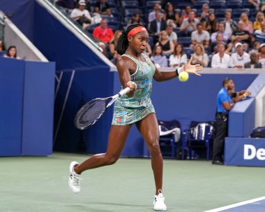 New York - 27 Ağustos 2019: Profesyonel tenisçi 15 yaşındaki ABD'li Coco Gauff, Billie Jean King Ulusal Tenis Merkezi'nde 2019 Abd Açık ilk tur maçında 