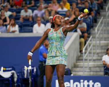 New York - 27 Ağustos 2019: Profesyonel tenisçi 15 yaşındaki ABD'li Coco Gauff, Billie Jean King Ulusal Tenis Merkezi'nde 2019 Abd Açık ilk tur maçında 